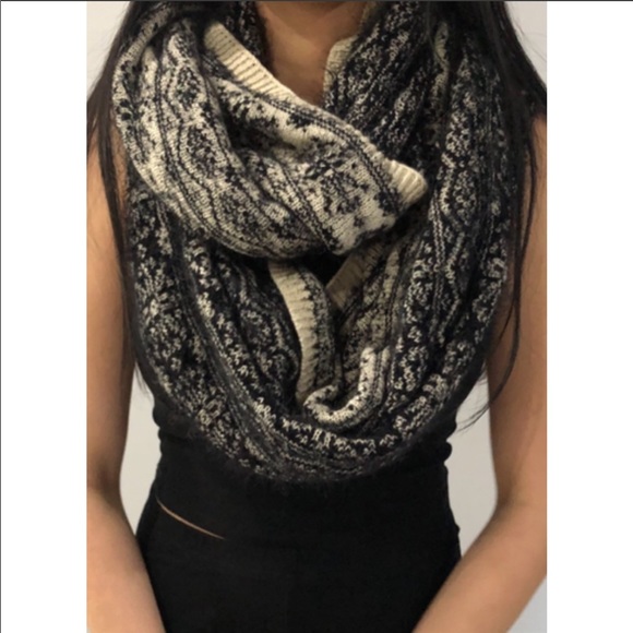 H&M Black/White Winter Thick&Fuzzy Infinity Scarf